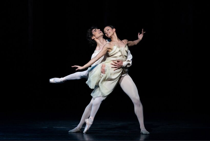 Romea a Julie (Francesca Hayward, Coralles). Foto: Helen Maybanks.